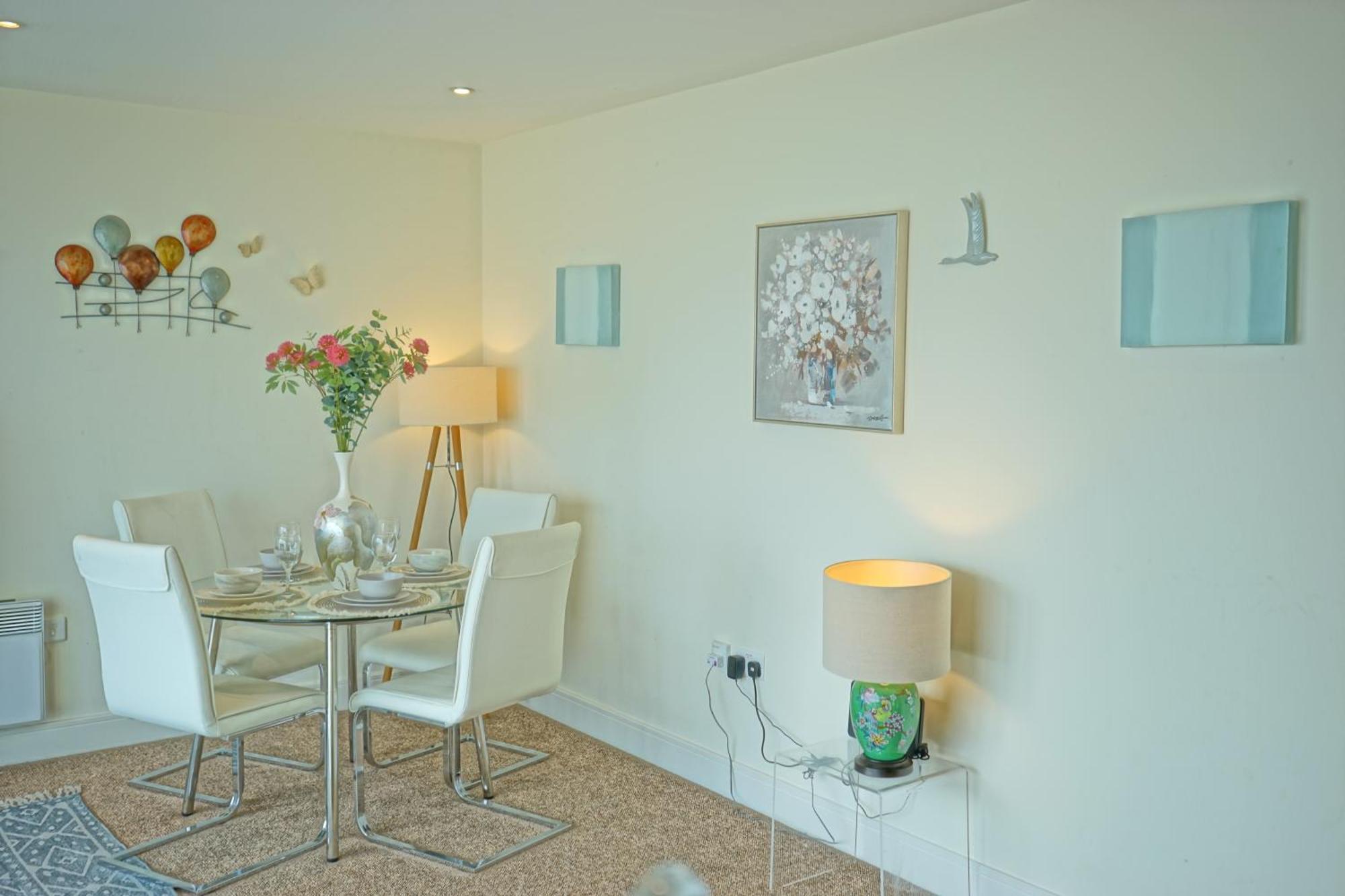 Soak Up The Light At A Soothing, Stylish Apartment In Swansea Marina Zimmer foto